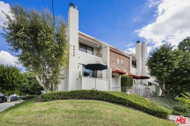 6540 Hayvenhurst Avenue, Lake Balboa CA: https://media.crmls.org/mediaz/f6d7f7b8-4c90-4c52-8a5f-d64cc3499d80.jpg