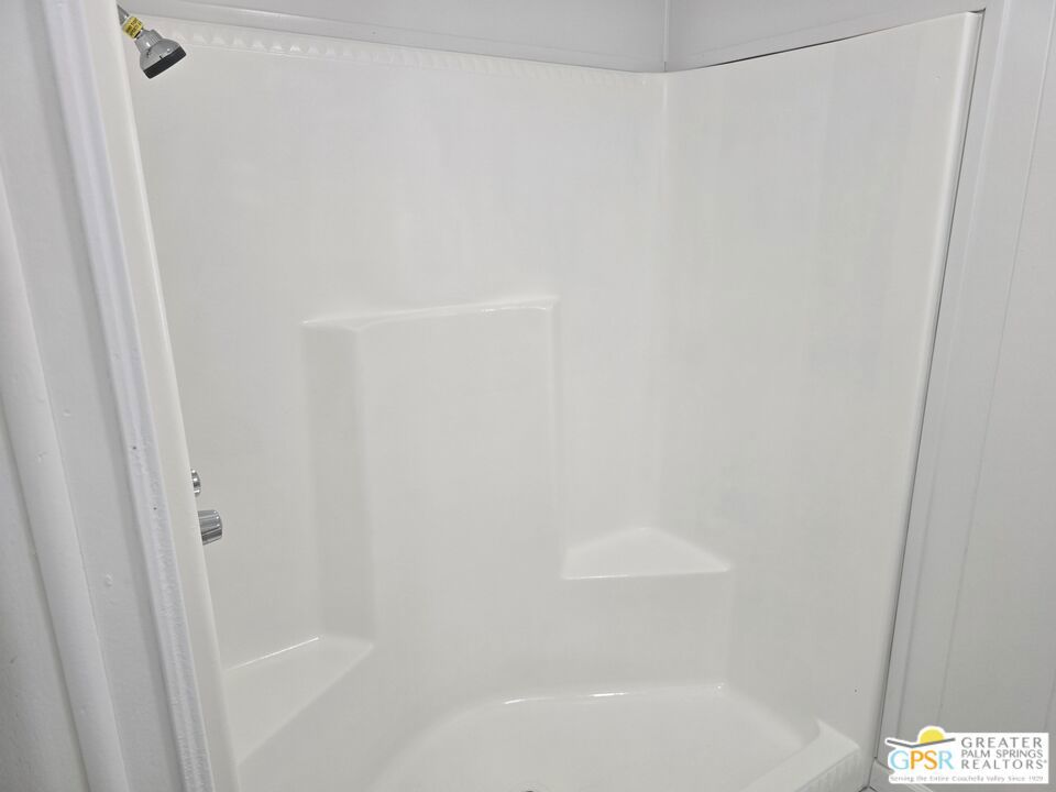 https://media.crmls.org/mediaz/f6d86599-42df-404a-9fc5-ceebf393b4f7.jpg?preset=X-Large