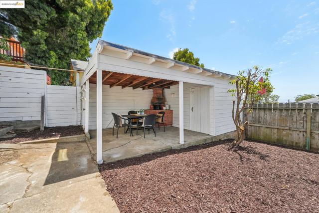 10601 Sheldon St, Oakland CA: https://media.crmls.org/mediaz/f6d87390-59d9-4fbd-93f8-29ecdefaa925.jpg