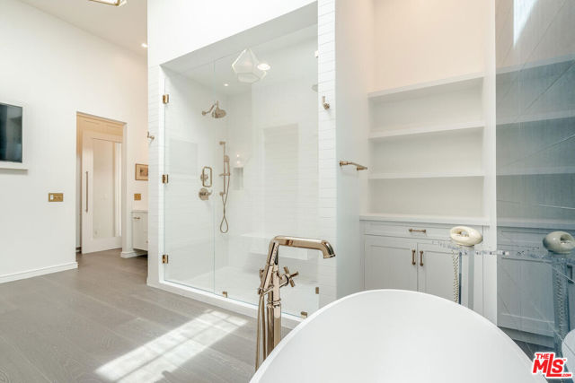 10100 Empyrean Way, Los Angeles CA: https://media.crmls.org/mediaz/f6d8b2f7-eef4-4890-bf44-d65b6fa027f7.jpg