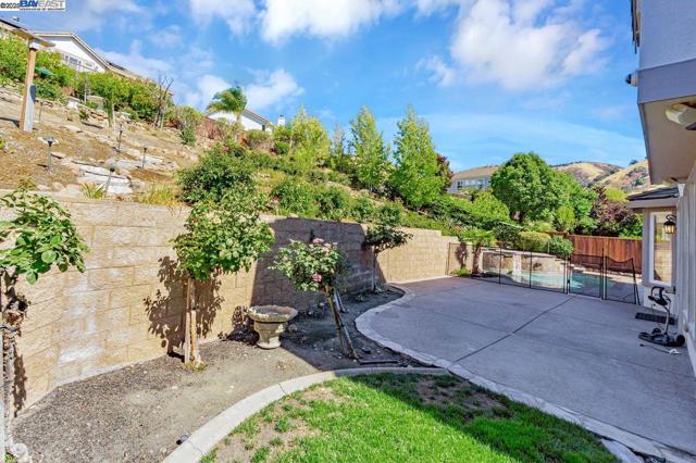 5391 Fernbank Dr, Concord CA: https://media.crmls.org/mediaz/f6d99899-4dd1-48fa-8c3c-567f20cbeb12.jpg