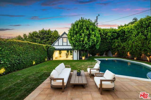 10445 Valley Spring Lane, Toluca Lake CA: https://media.crmls.org/mediaz/f6db0a0b-8972-4c33-b445-2c4f5c051f57.jpg