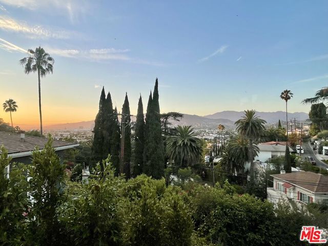 1410 Wellesley Drive, Glendale CA: https://media.crmls.org/mediaz/f6db16ae-a2ea-4475-8302-1bb377981041.jpg