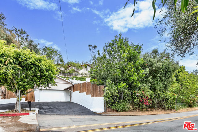 7495 Mulholland Drive, Los Angeles CA: https://media.crmls.org/mediaz/f6db5fdf-c6e9-4612-a299-5d8fef381b38.jpg