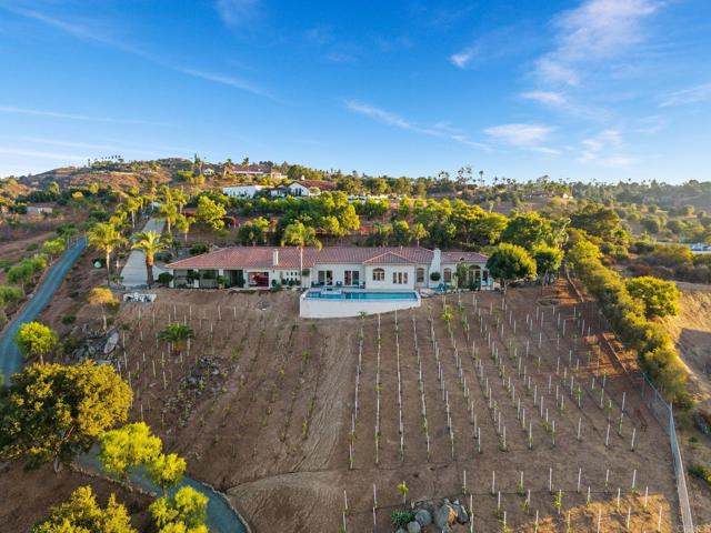 30330 Via Maria Elena, Bonsall CA: https://media.crmls.org/mediaz/f6dba0b6-fda8-40b9-8271-eead87bad21c.jpg