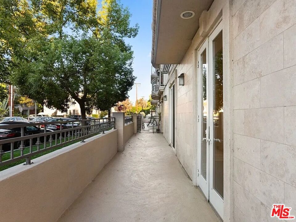 https://media.crmls.org/mediaz/f6dba5e0-6796-4e77-9568-7d9920a30321.jpg?preset=X-Large