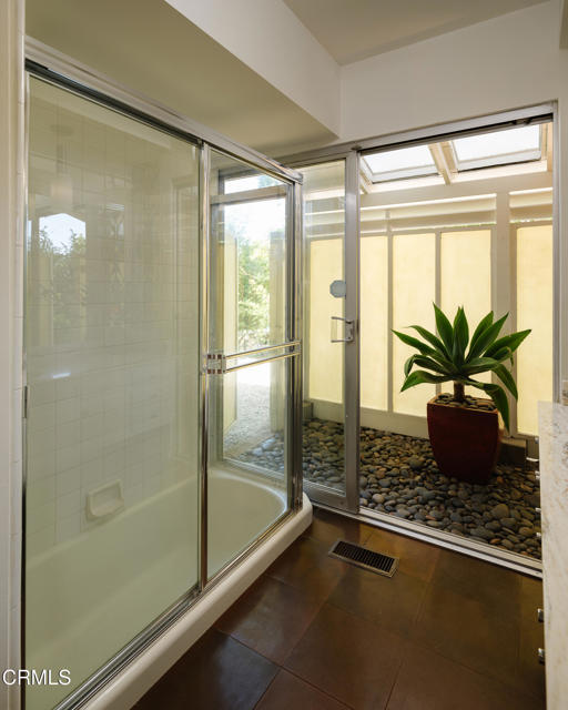 5445 La Crescenta Avenue, La Crescenta CA: https://media.crmls.org/mediaz/f6dbae0f-0c46-4db6-83cd-d204f35a1d9f.jpg