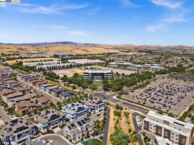 5483 Melissa Ln, Dublin CA: https://media.crmls.org/mediaz/f6dbe6cc-aca6-4299-aa2c-d55467fda9ab.jpg