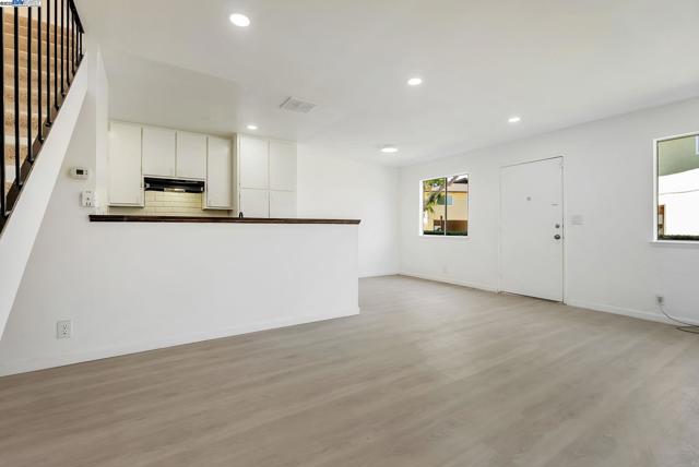 2274 Peacock Pl, Union City CA: https://media.crmls.org/mediaz/f6dcfb6f-282d-4808-94c1-87754a24a193.jpg