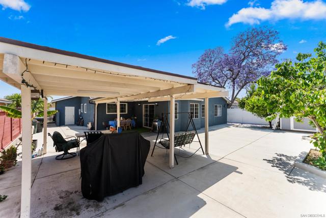 240 Ledgewood Ln, San Diego CA: https://media.crmls.org/mediaz/f6dd4bf5-459f-4e44-b717-4e04d72294ae.jpg