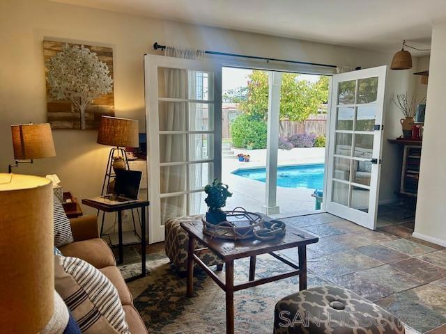 3275 Maezel Ln, Carlsbad CA: https://media.crmls.org/mediaz/f6de719d-eb07-4ca8-8397-5f4a01c26887.jpg