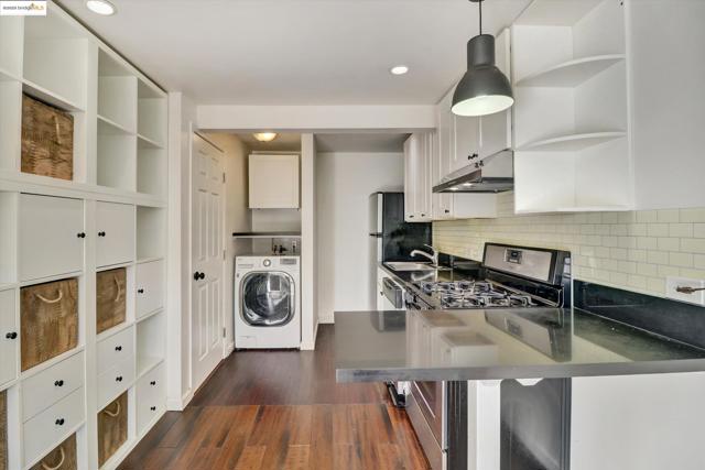4211 Market St, Oakland CA: https://media.crmls.org/mediaz/f6deb8ef-827a-42f9-8666-182fd2a1f380.jpg