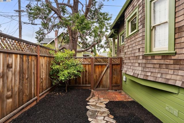 3206 Garfield Ave, Alameda CA: https://media.crmls.org/mediaz/f6dec2b7-0515-45db-abe7-012ceb5b0aa1.jpg