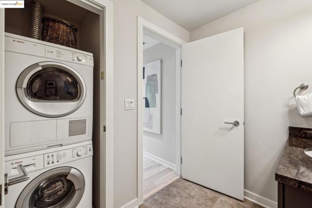222 Broadway, Oakland CA: https://media.crmls.org/mediaz/f6defc00-8f74-4a77-a8e8-d7f63570dee6.jpg
