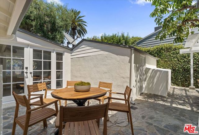 560 N Croft Avenue, West Hollywood CA: https://media.crmls.org/mediaz/f6e09fd0-b4b0-488b-93c5-dad45d6e09aa.jpg