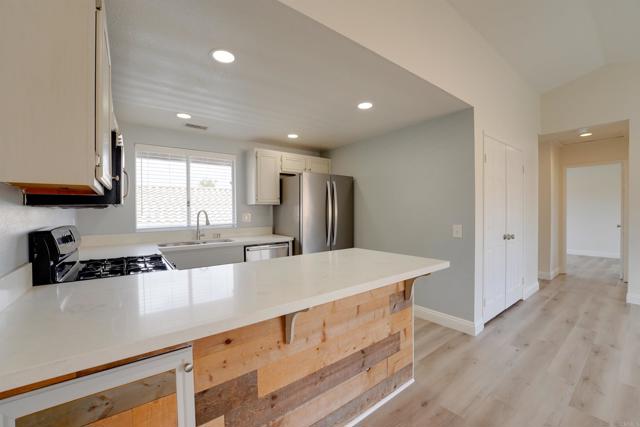 1354 Palomar Place, Vista CA: https://media.crmls.org/mediaz/f6e11b46-0341-4ffe-a21e-4806b31f31b7.jpg