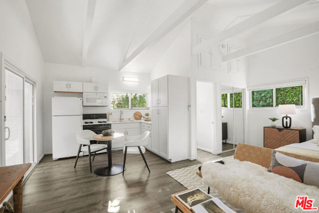 6002 Jumilla Avenue, Woodland Hills CA: https://media.crmls.org/mediaz/f6e124c3-e638-4869-af54-bf2b0b6e07ce.jpg