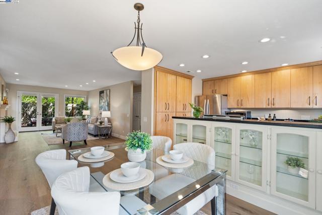 642 Centre Ct, Alameda CA: https://media.crmls.org/mediaz/f6e28687-3bb8-45b6-9a68-86c87e6bed16.jpg