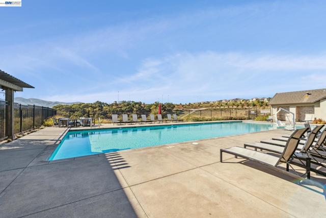 57109 Via Vicenza, San Ramon CA: https://media.crmls.org/mediaz/f6e2c6dd-7adb-4271-a9f3-898085f790cd.jpg