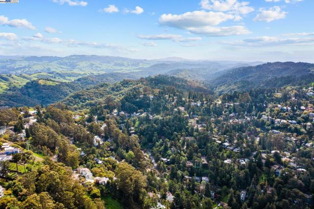 7635 Skyline Blvd, Oakland CA: https://media.crmls.org/mediaz/f6e33578-3908-4a0d-a675-d8ce3496b9b1.jpg