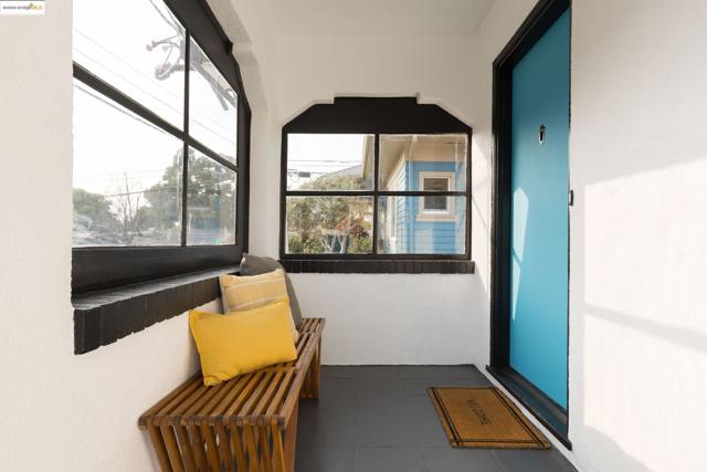 3508 Lyon Ave, Oakland CA: https://media.crmls.org/mediaz/f6e33a4b-fdcd-482b-8f4c-46999e718ed6.jpg