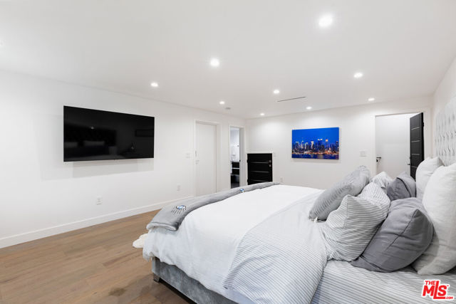 18721 Hatteras Street, Tarzana CA: https://media.crmls.org/mediaz/f6e3b4c0-71dc-43ff-a6d5-9934729e9598.jpg