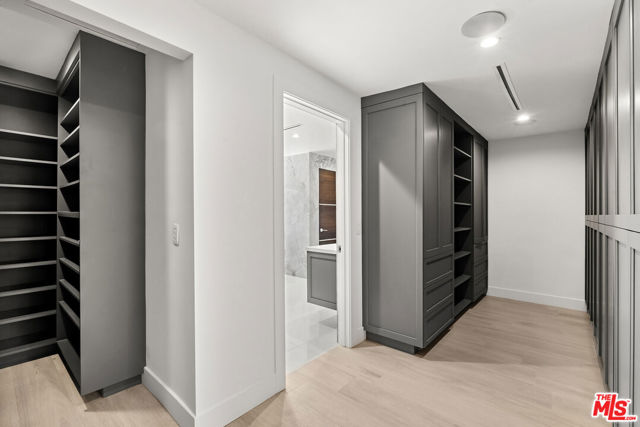4423 Bergamo Drive, Encino CA: https://media.crmls.org/mediaz/f6e3ee41-fd64-45da-a225-8469d08660f3.jpg
