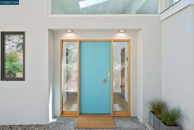 233 Melody Ln, Orinda CA: https://media.crmls.org/mediaz/f6e4caa9-ce17-46f8-89e6-01ff25034152.jpg