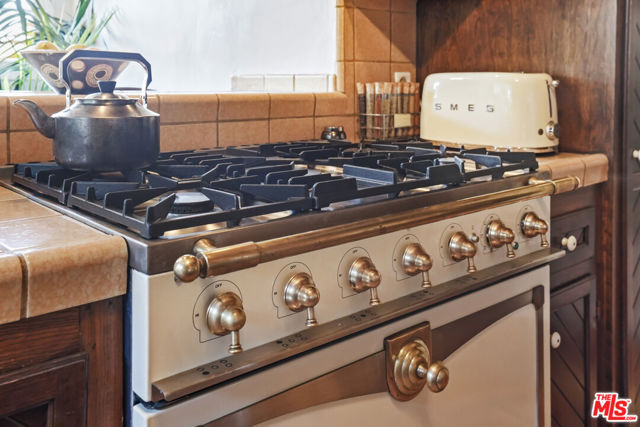 1326 Cordova Avenue, Glendale CA: https://media.crmls.org/mediaz/f6e50f27-5824-4fec-8b83-2af148ef6bc9.jpg