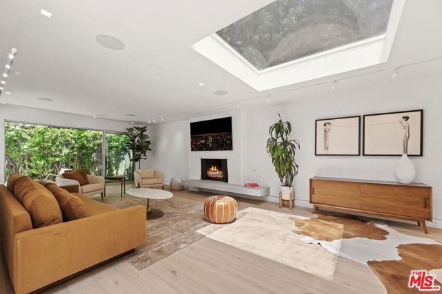 9451 Hidden Valley Place, Beverly Hills CA: https://media.crmls.org/mediaz/f6e57942-c933-4b89-b5dc-3b913e83dcd3.jpg