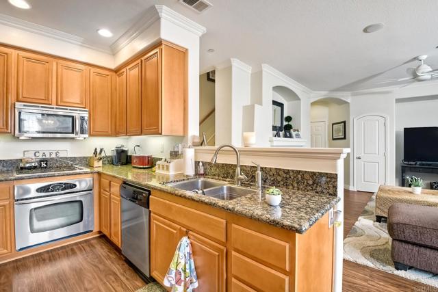 Image 3 of 33 For 900 Custer Avenue