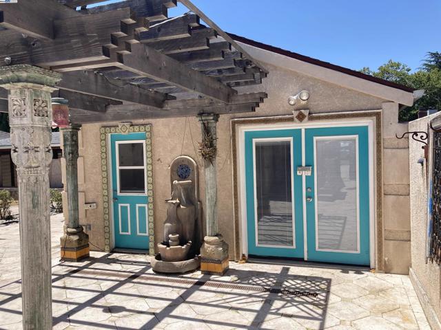 22007 Orange Ave, Castro Valley CA: https://media.crmls.org/mediaz/f6e6a028-ae84-4c46-b579-514c8d92bd14.jpg