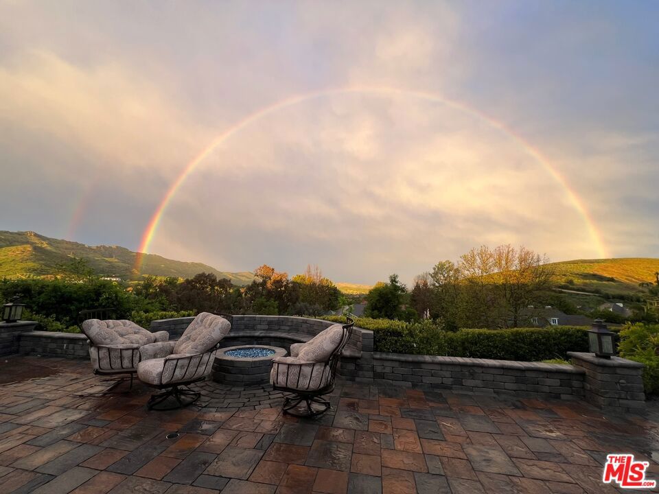 https://media.crmls.org/mediaz/f6e76156-d5d4-4606-8c8d-7e666ecff487.jpg?preset=X-Large