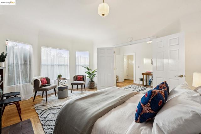 1521 Josephine St, Berkeley CA: https://media.crmls.org/mediaz/f6e7ed33-e3c5-43ec-9044-5f3b9bbff4f2.jpg