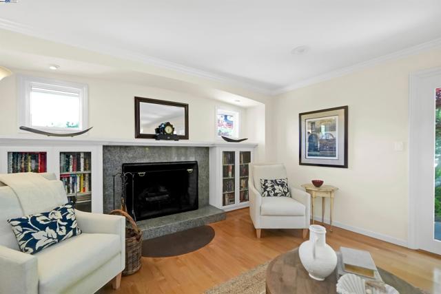 8700 Oak Tree Ln, Castro Valley CA: https://media.crmls.org/mediaz/f6e8e407-a387-455f-8166-e6d6eb4211fc.jpg