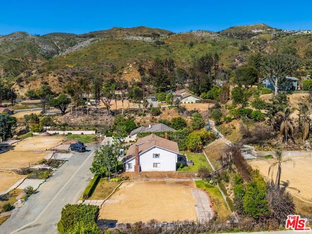 17177 Avenida De La Herradura, Pacific Palisades CA: https://media.crmls.org/mediaz/f6e9144e-7bc0-4ab7-b7ba-df7f24398a77.jpg