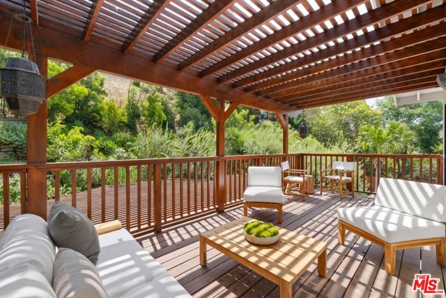 2716 Laurel Pass / Bypass, Los Angeles CA: https://media.crmls.org/mediaz/f6e9a3f7-17d4-43bf-b2cc-89dfe1dd995e.jpg