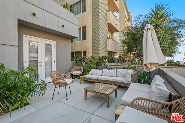 20 Quarterdeck Street, Marina del Rey CA: https://media.crmls.org/mediaz/f6eb5f6d-0872-4b05-be0b-8175eb081e8e.jpg