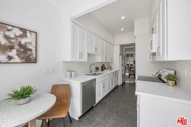 350 S Spalding Drive, Beverly Hills CA: https://media.crmls.org/mediaz/f6eb8018-b95c-4e39-a46c-19fd4f90b375.jpg
