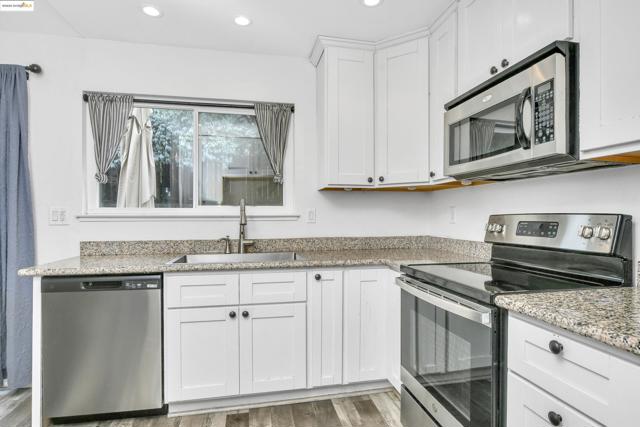 317 Lorenz Dr, Oakley CA: https://media.crmls.org/mediaz/f6ebe449-5274-4197-b04f-c3dd851f4bc4.jpg