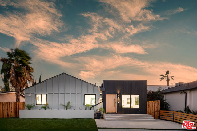 17624 Martha Street, Encino CA: https://media.crmls.org/mediaz/f6ec2295-1a75-47ba-a654-89058f5e6154.jpg