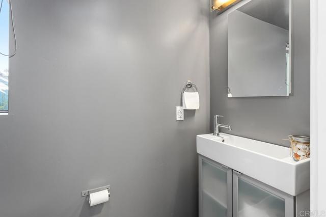 Detail Gallery Image 12 of 24 For 2187 Catalina Bld, San Diego,  CA 92107 - 2 Beds | 2/1 Baths