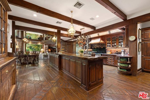 4535 Vanalden Avenue, Tarzana CA: https://media.crmls.org/mediaz/f6ee54de-218e-48fb-a35b-648b9358e351.jpg