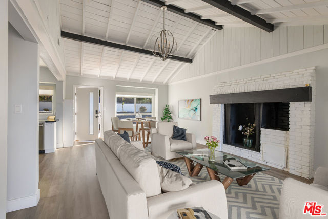 11775 Laurelwood Drive, Studio City CA: https://media.crmls.org/mediaz/f6ee9c7a-68db-4d77-bc10-0f76d0dad4fb.jpg