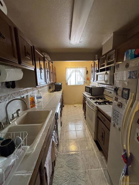 872 74 Duval St, San Diego CA: https://media.crmls.org/mediaz/f6ef1c14-c8a2-4dab-86c2-f6a508b7c14b.jpg