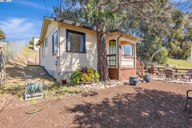 19975 JOHN DR, Castro Valley CA: https://media.crmls.org/mediaz/f6efa493-b2b0-4c19-8aa4-7f842ed56d22.jpg