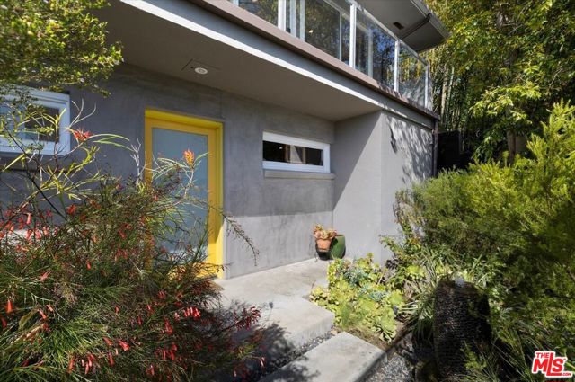 8809 Appian Way, Los Angeles CA: https://media.crmls.org/mediaz/f6f10d77-f334-4058-9c79-0178ef13fbfc.jpg