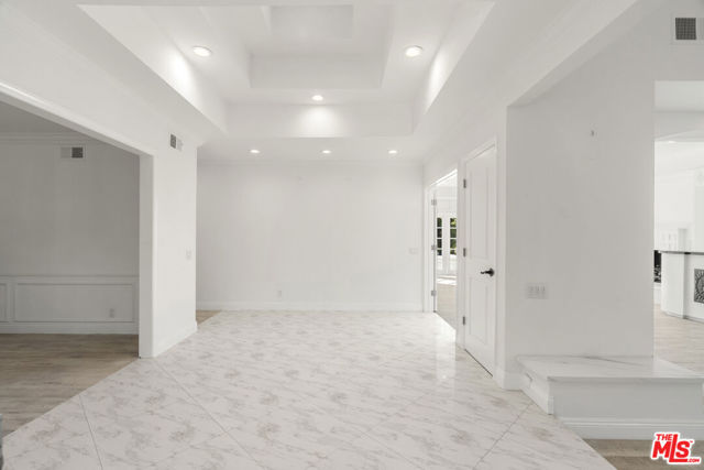 3217 Hutton Drive, Beverly Hills CA: https://media.crmls.org/mediaz/f6f1331b-23be-4b90-809d-6bd96d3f76b7.jpg