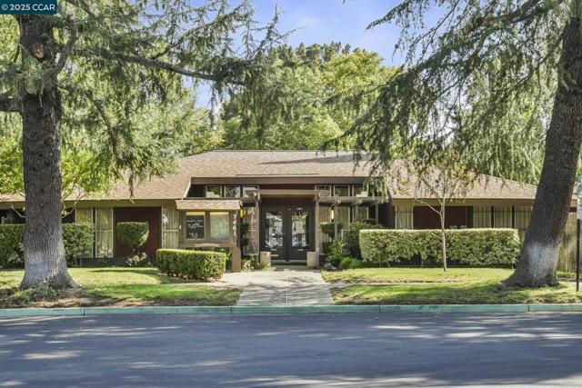 5475 Roundtree Pl, Concord CA: https://media.crmls.org/mediaz/f6f1506b-4106-4ef2-a9a8-cf4e4dd8b7ed.jpg