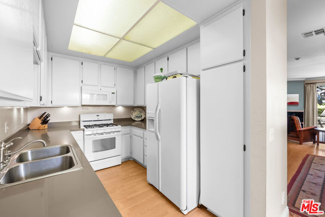 2405 34th Street, Santa Monica CA: https://media.crmls.org/mediaz/f6f1cd1c-ea00-44bf-aea0-79c89e89955e.jpg